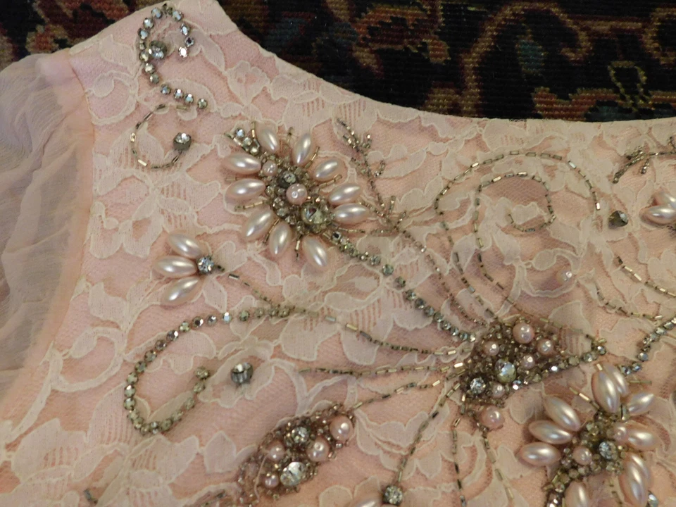 Vestido de noche de fibra de seda rosa de colección años 50 pedrería imitación perla mangas de gasa ¡FABULOSO! Foto 3 de 4
