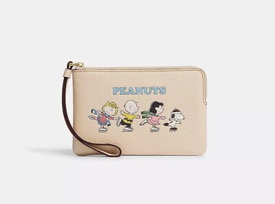 ⭐︎ひとちゃん⭐︎COACH x PEANUTS Coach X Peanuts Corner Zip Wristlet With Snoopy And Friends Motif