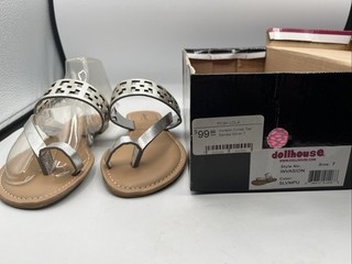 Dollhouse Invasion Silver Cutout Thong Sandals Metallic Flat T Strap Shoes Sz 7