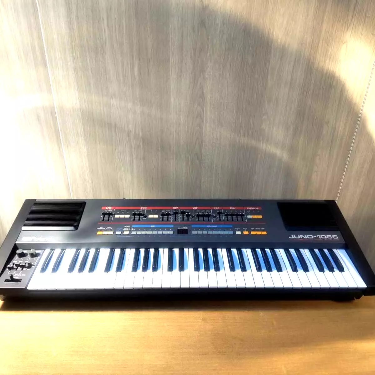 Roland Juno-106s Analog Synthesizer polysynth 61-Keys Black keyboard Music