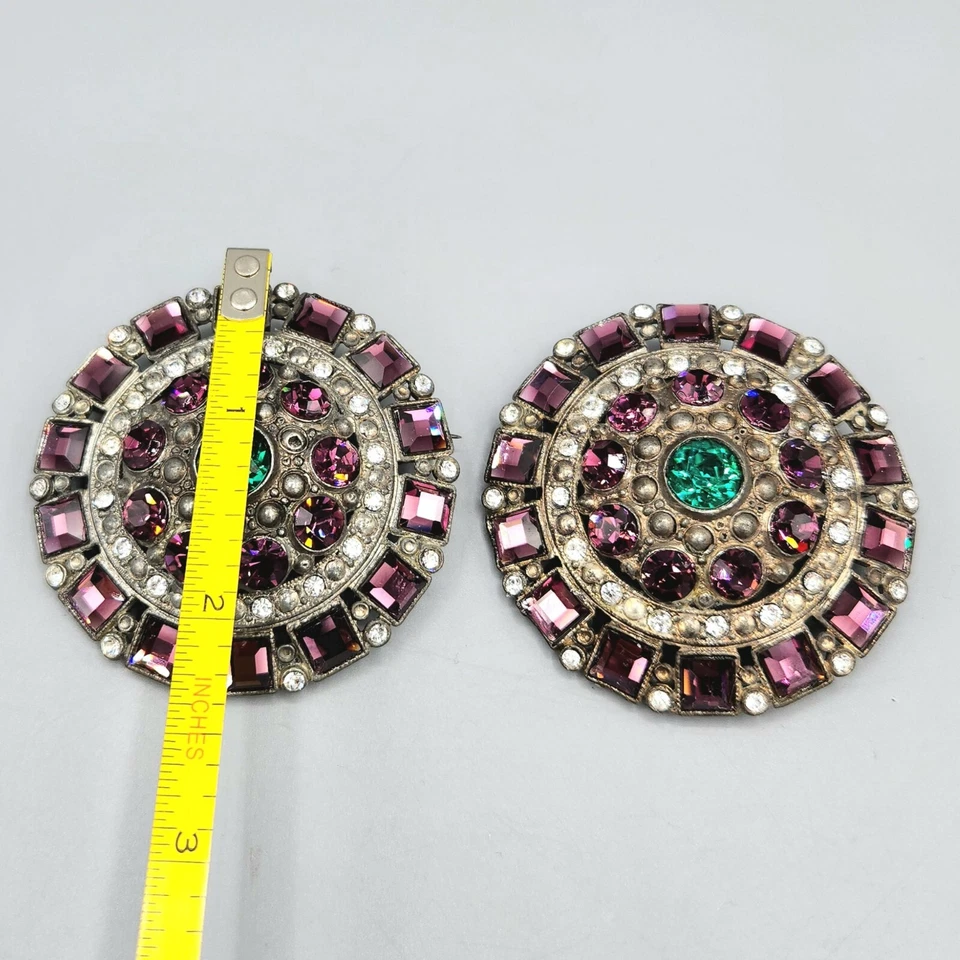 Par de broches redondos grandes de metal con estrás verde púrpura de la década de 1930 prendedores para abrigo Foto 3 de 4