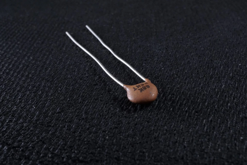 Condensador de disco de cerámica KENT 68pF 10 % 6,7 mm vintage nuevo de stock Foto 4 de 4