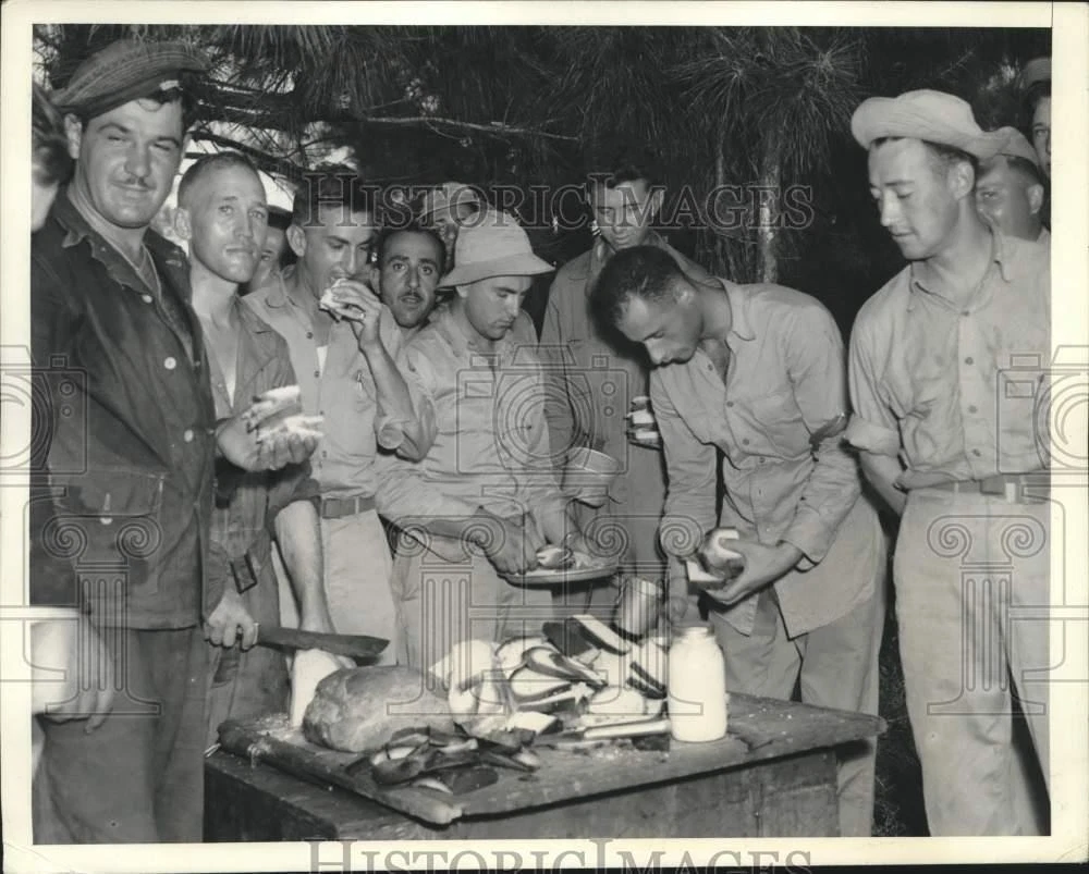 1941 Press Photo Men & Officers Line Up For Sandwiches at Camp Polk, LA