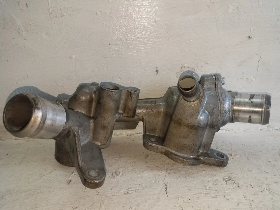 Carcasa termostato trasero Ford F-150 2013-2014 3,7 L BL3E-8A587-BB (M311) Foto 2 de 4