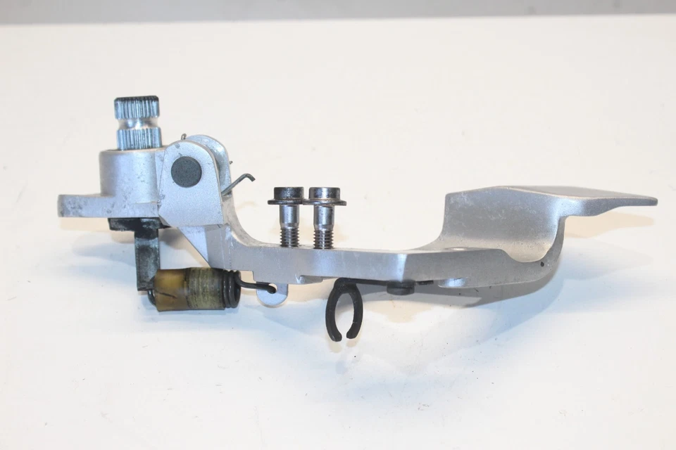 Yamaha FJR1300 FJR 1300 2003-2005 SOPORTE DE MONTAJE DE CLAVIJA DELANTERA DERECHA OEM Foto 3 de 4