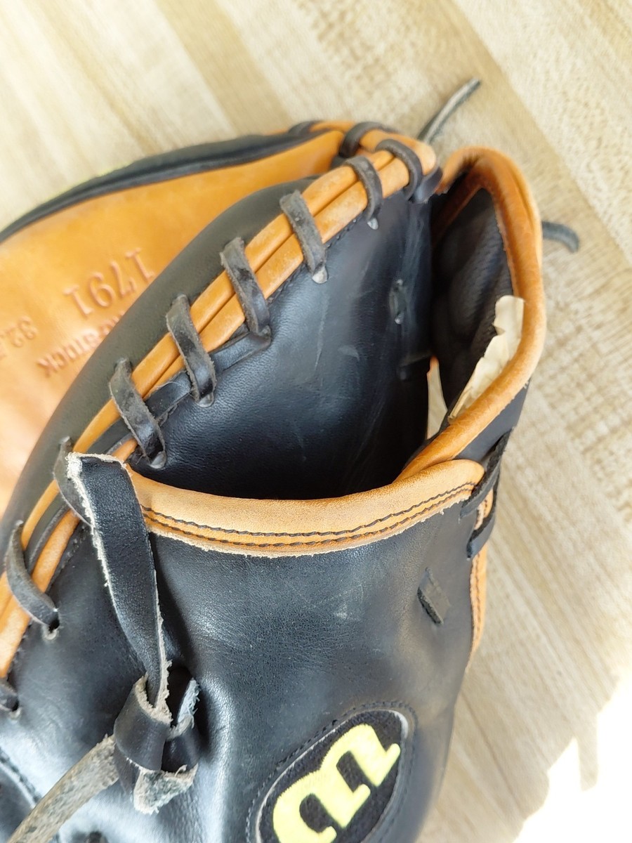 Wilson A2000 1791 32.5” Catchers Mitt Made In Japan Right Handed