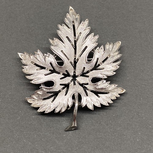 Vintage Trifari Brushed Silver Tone Maple Leaf Brooch Pin Open Work Figural 2" - Picture 2 of 10