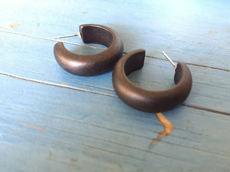 Pendientes de aro Lucita pequeños simples negros mate Foto 4 de 4