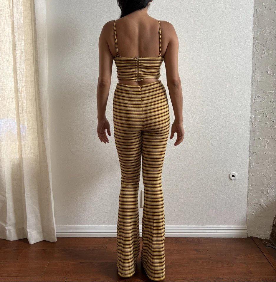 Juego de pantalones de dos piezas a rayas amarillas  Foto 3 de 4