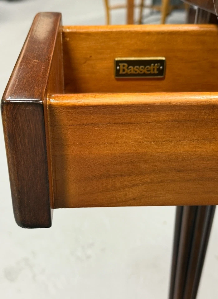 Gavetas de couro mogno Bassett escrivaninha secretária escritório pernas viradas - Imagem 3 de 4