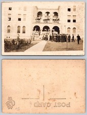 Postal de colección de balcones de multitudes de construcción de piedra grande de principios de 1900 RPPC