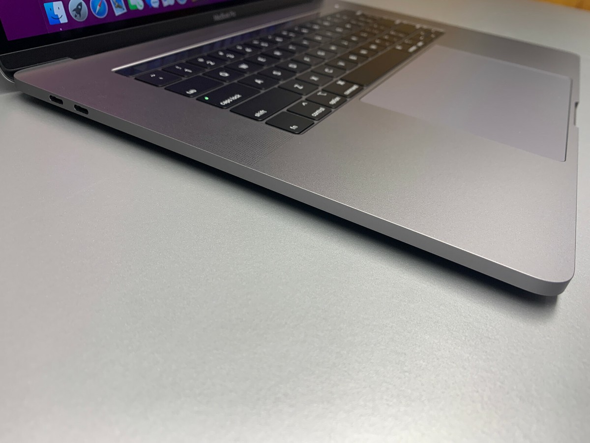 2019 MACBOOK PRO 15 TOUCHBAR - 8 CORE 2.3GHz i9 - 16GB RAM - 512GB