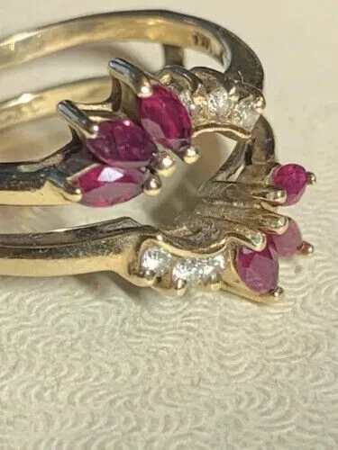 Alianza de boda realzadora envolvente de 2,18 quilates creada con rubí rojo acabado en oro amarillo de 14 quilates Foto 3 de 4