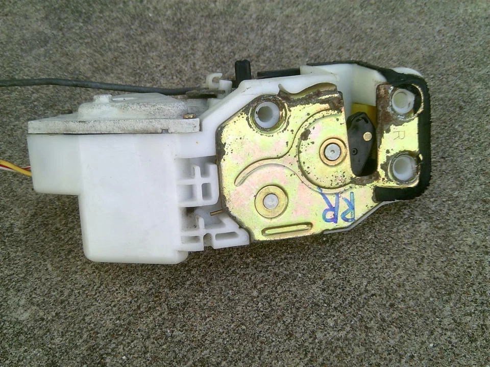 90 91 92 93 Honda Accord 4 Door RH Rear Power Door Latch And 2 Attaches Rods Foto 2 de 4