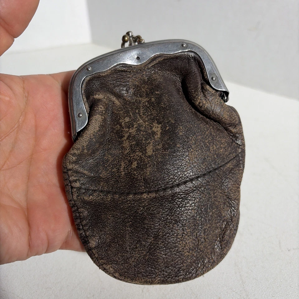 Monedero vintage de cuero marrón envejecido con doble broche de beso Foto 4 de 4