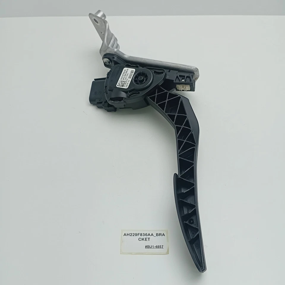 Педаль дроссельной заслонки акселератора 2010-2016 Land Rover LR4 AH229F836AA_BRACKET - Изображение 3 из 4