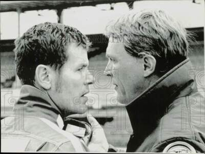 #ad 1974 Press Photo Indy car racers Bobby Unser and Dan Gurney have a talk $24.99