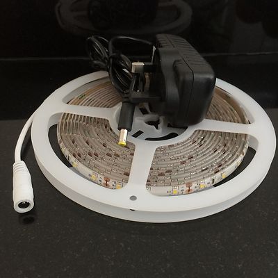 Plug and Play - Wasserdicht LED Streifen Beleuchtungskit (3 Meter Rolle) mit UK Adapter