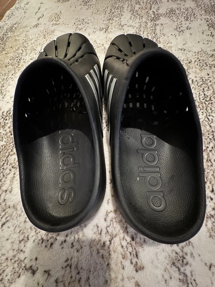 Nuevos Zuecos Adidas Adilette - Sandalias Unisex Blancas y Negras Talla 8 HOMBRE, 9 MUJER Foto 3 de 4