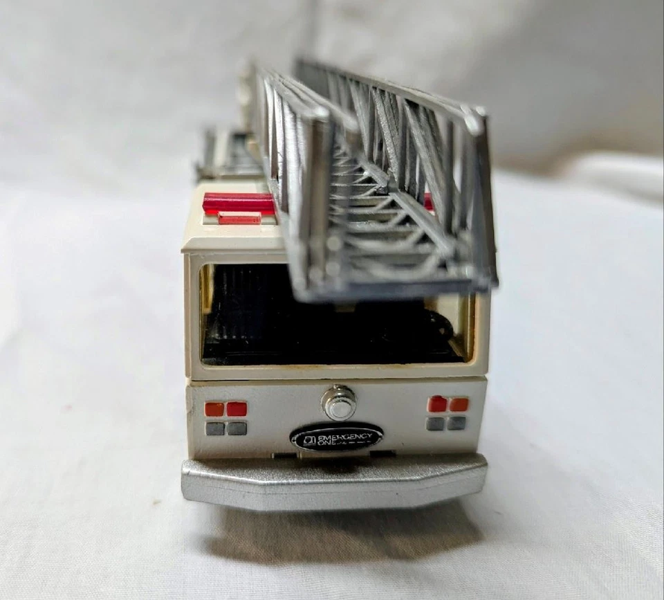 CONRAD E-One 80' quint three-section w/four ground ladders, two axle White #5506 - Image 4 of 4