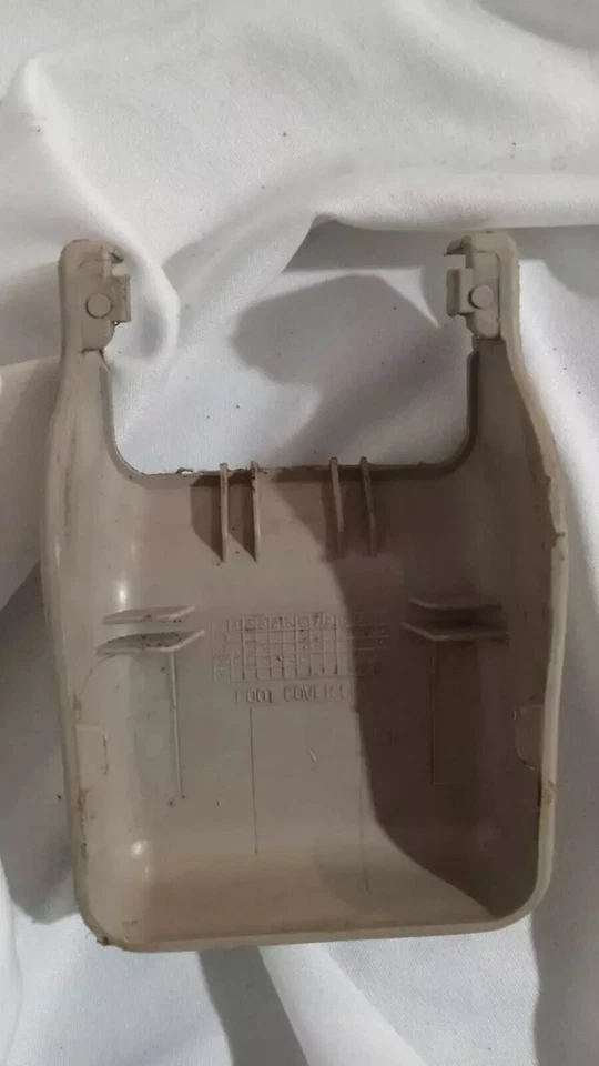 Cubierta lateral del pie de pista del asiento del pasajero delantero izquierdo Kia Spectra 2005-2009 beige OEM Foto 2 de 4