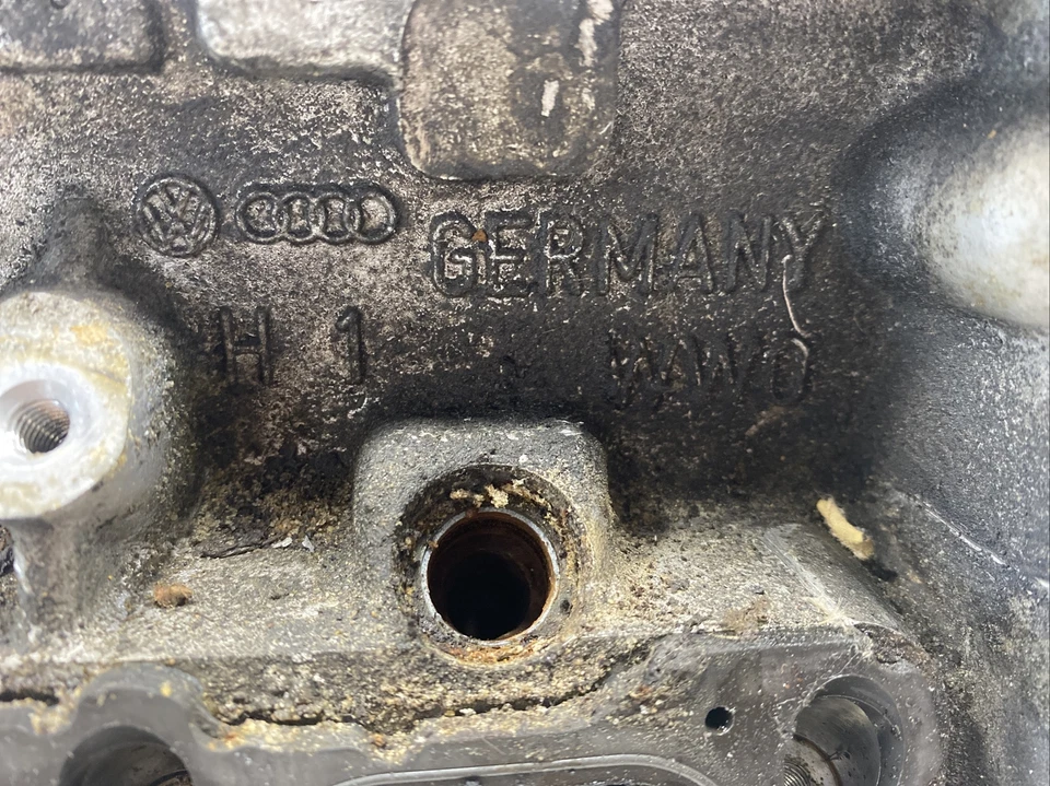 Volkswagen Passat W8 2002-2004 - culata del motor derecha - OEM 07D 103 374 Foto 4 de 4