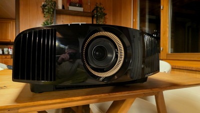 Sony VPL-VW520ES 4K HDR Heimkino-Projektor   Revidiert + Neue Original-Lampe