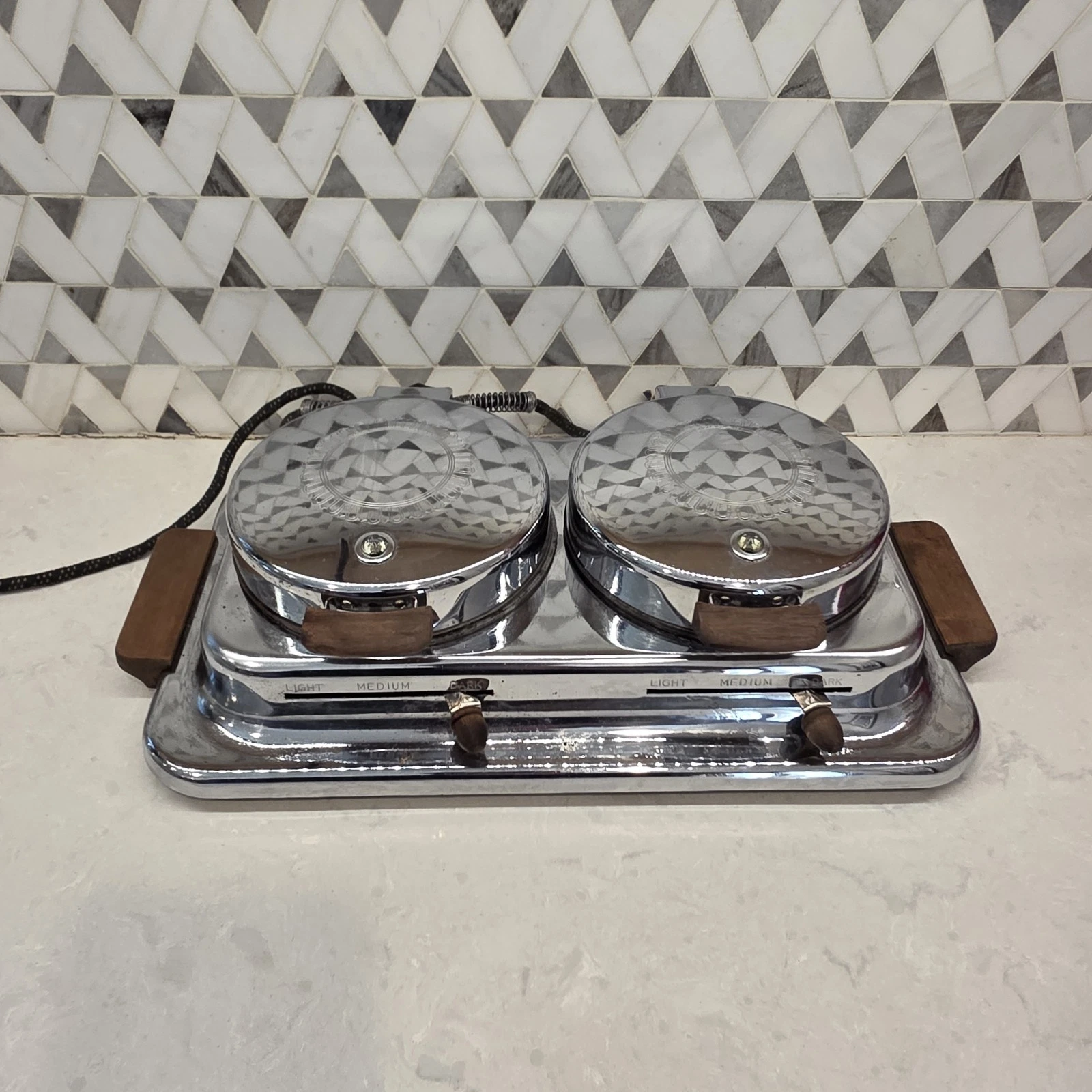 Vintage Dominion Electric 1357 Chrome Double WAFFLE Maker Wooden Handles USA
Opens in a new window o