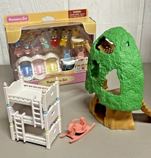 Calico Critters Triplets Care Set + Tree House + beds + extras