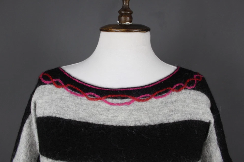 Suéter de malha Custo listrado preto e cinza manga longa gola redonda tamanho P - Imagem 2 de 4