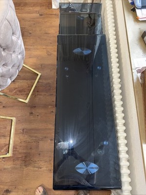 Ein Glas-TV-Tisch in sehr sauberem  sauberem und gutem Zustand,