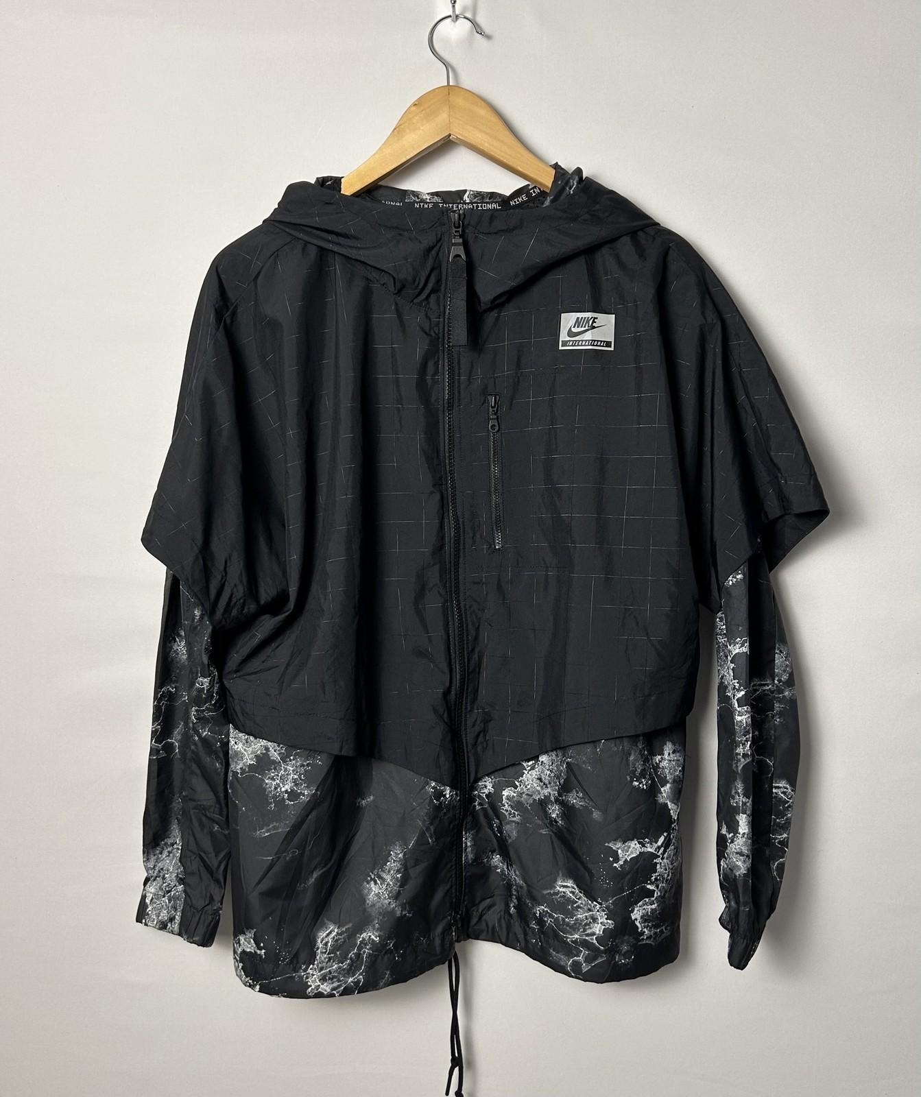 SACAI X NIKE Nike International Giacca Donna Grande Windrunner con Cappuccio Rio De Janeiro