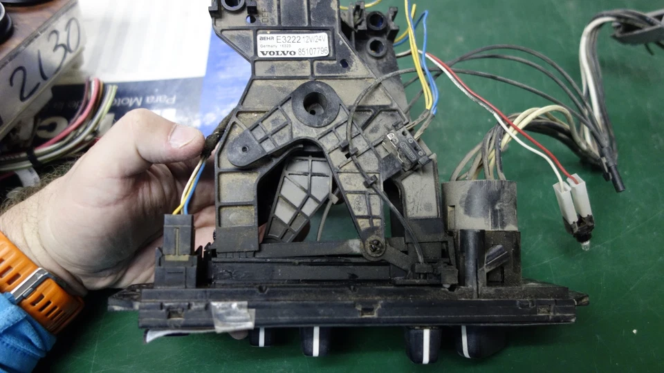 Volvo BEHR HVAC Controls 85107796 - Image 3 of 4