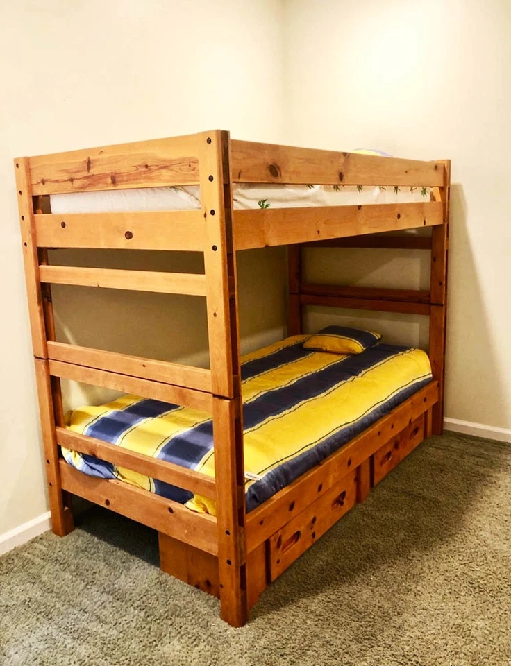 松木双码朋克床带拖拉和丝塔垫,位于佛罗里达州 — 第 1/4 张图片