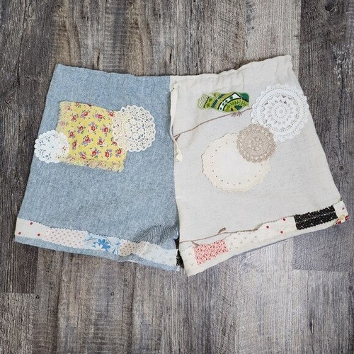 Unikat Magnolia Upcycled Shorts Vintage Leinen Spitze, Deckchen, Quilt OS