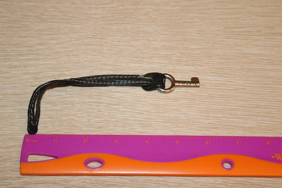 Etiqueta colgante de repuesto de llave redonda pequeña de metal tono plata cuero negro FOSSIL Foto 3 de 3