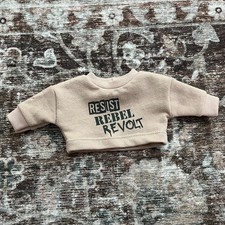 Sudadera rosa Resist Rebel Rebel Revolt declaración política para muñecas de 18" usada en excelente estado