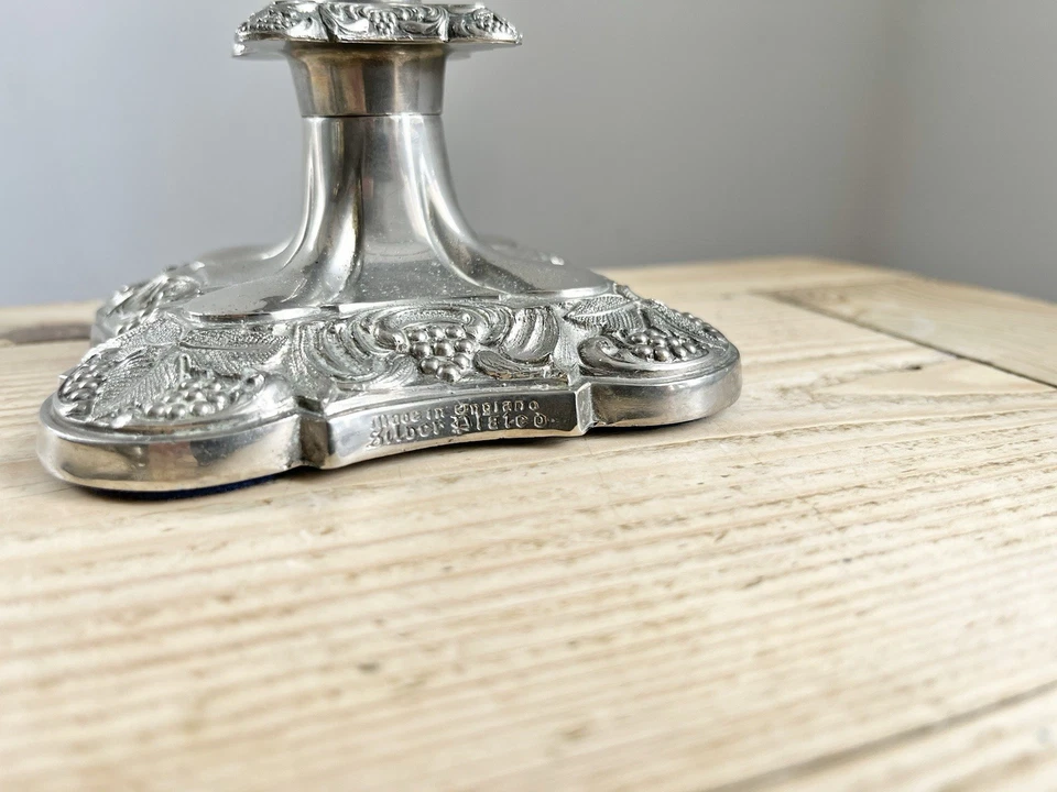 Antiguo par de candelabros rococó enchapados en plata victoriana, hecho en inglés Foto 2 de 4