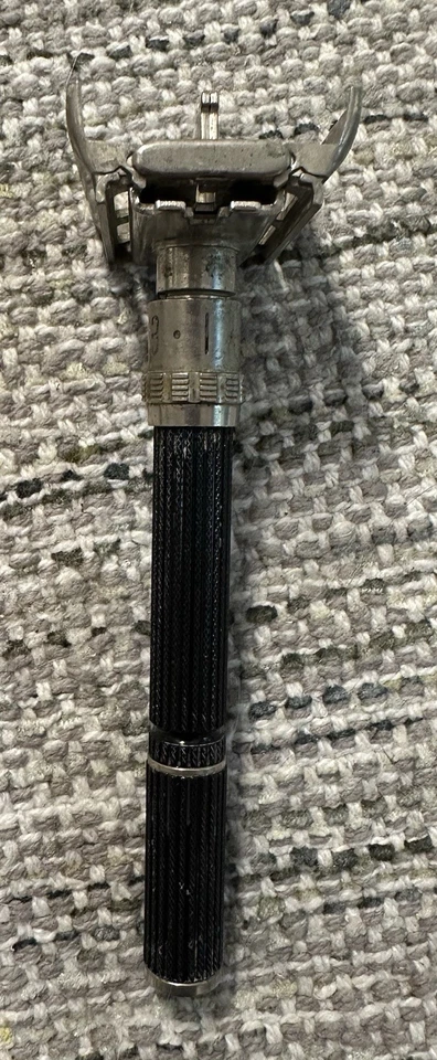 Maquinilla de afeitar de seguridad Gillette Black Beauty ajustable de colección con estuche cepillo y hojas cromadas Foto 4 de 4