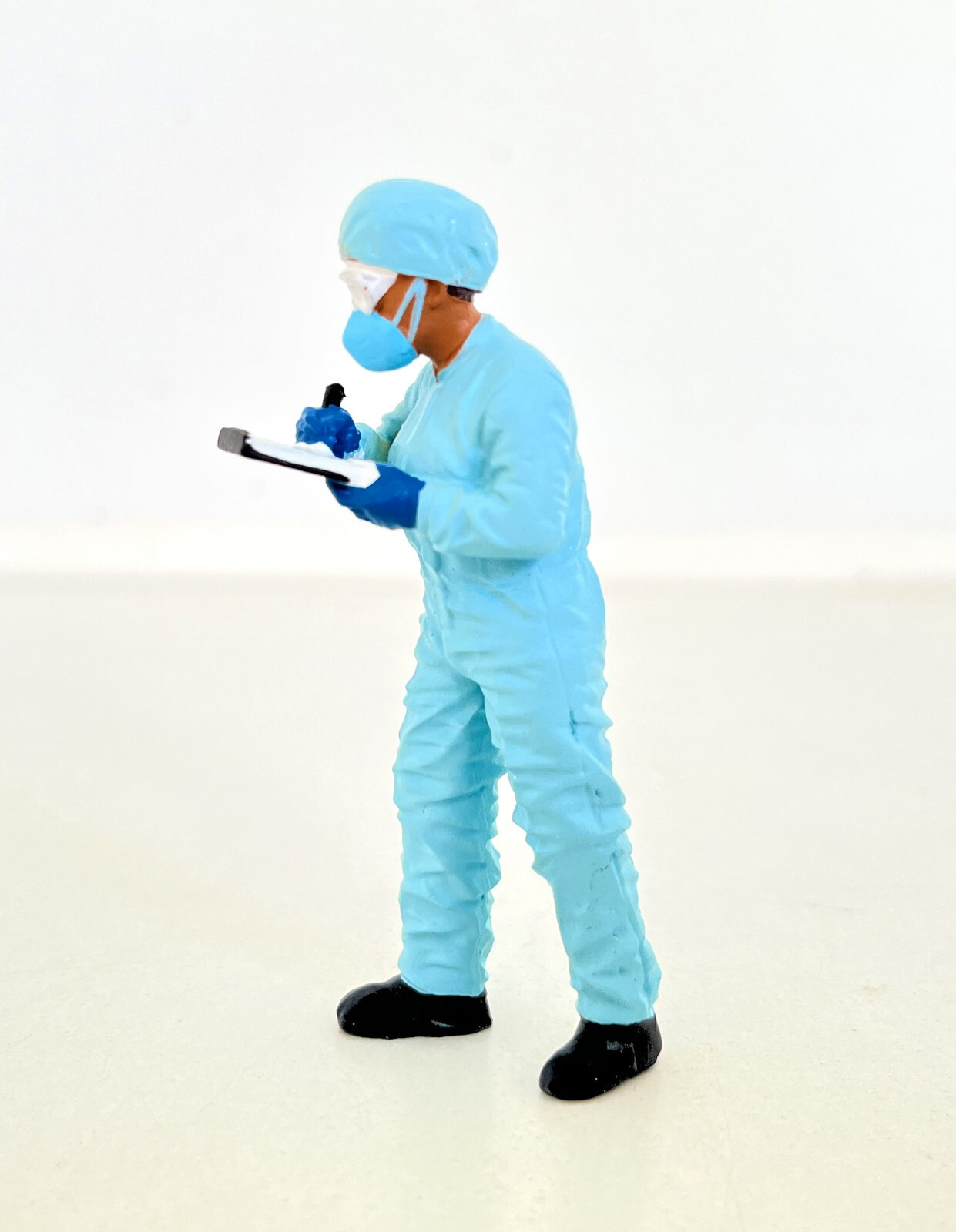 American Diorama Gauge G 'Man in Protective Suit Taking Notes' Item: 76370