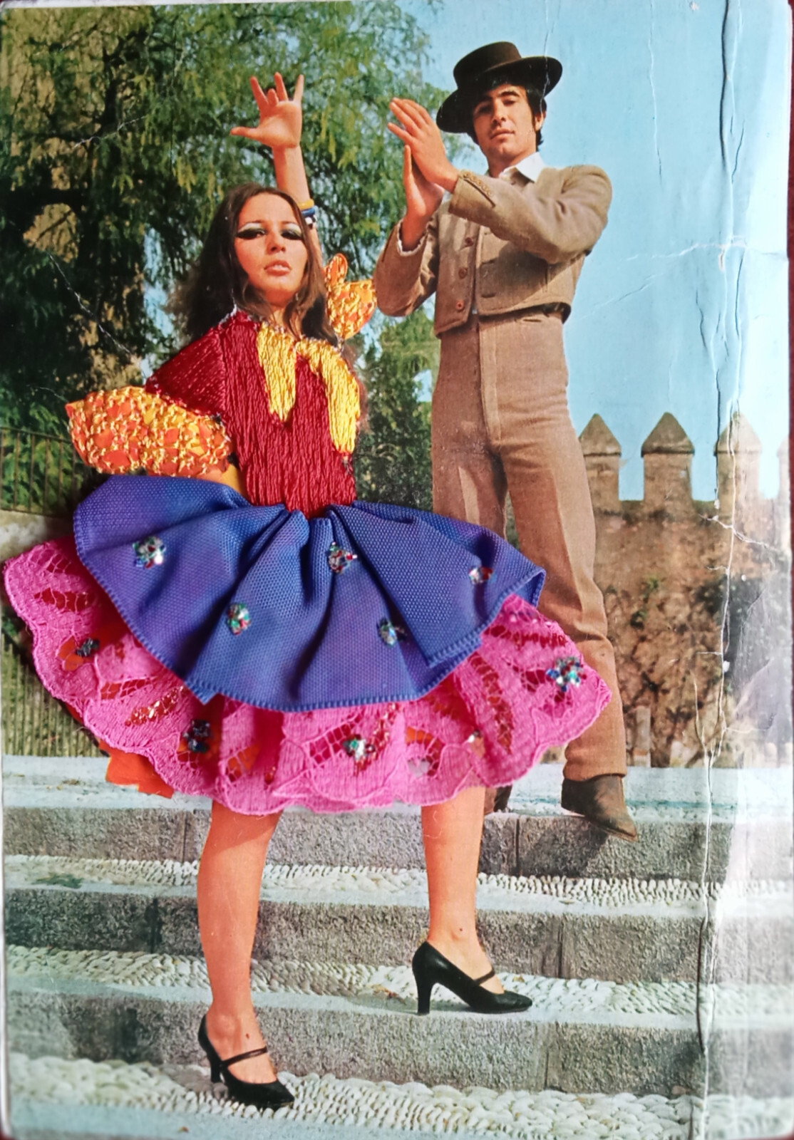 TARJETA POSTAL VINTAGE +DE 50 AÑOS PAREJA CON TRAJE DE GITANA BORDADO 15X10 CMS