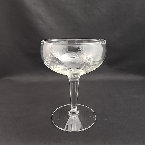 VINTAGE Crystal-Clear Glass 5oz. Etched Champagne Glasses Set of 2 - Picture 4 of 4