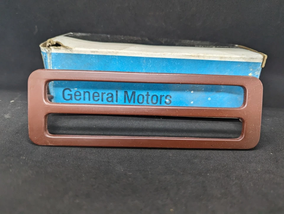 NOS 1974 1975 OLDSMOBILE DELTA 88 98 FRONT RIGHT MARKER LAMP LIGHT BEZEL 415814 - Image 3 of 4