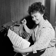 A 'British Oliver' Typewriter With A Special Keyboard 1957 Old Photo thumbnail