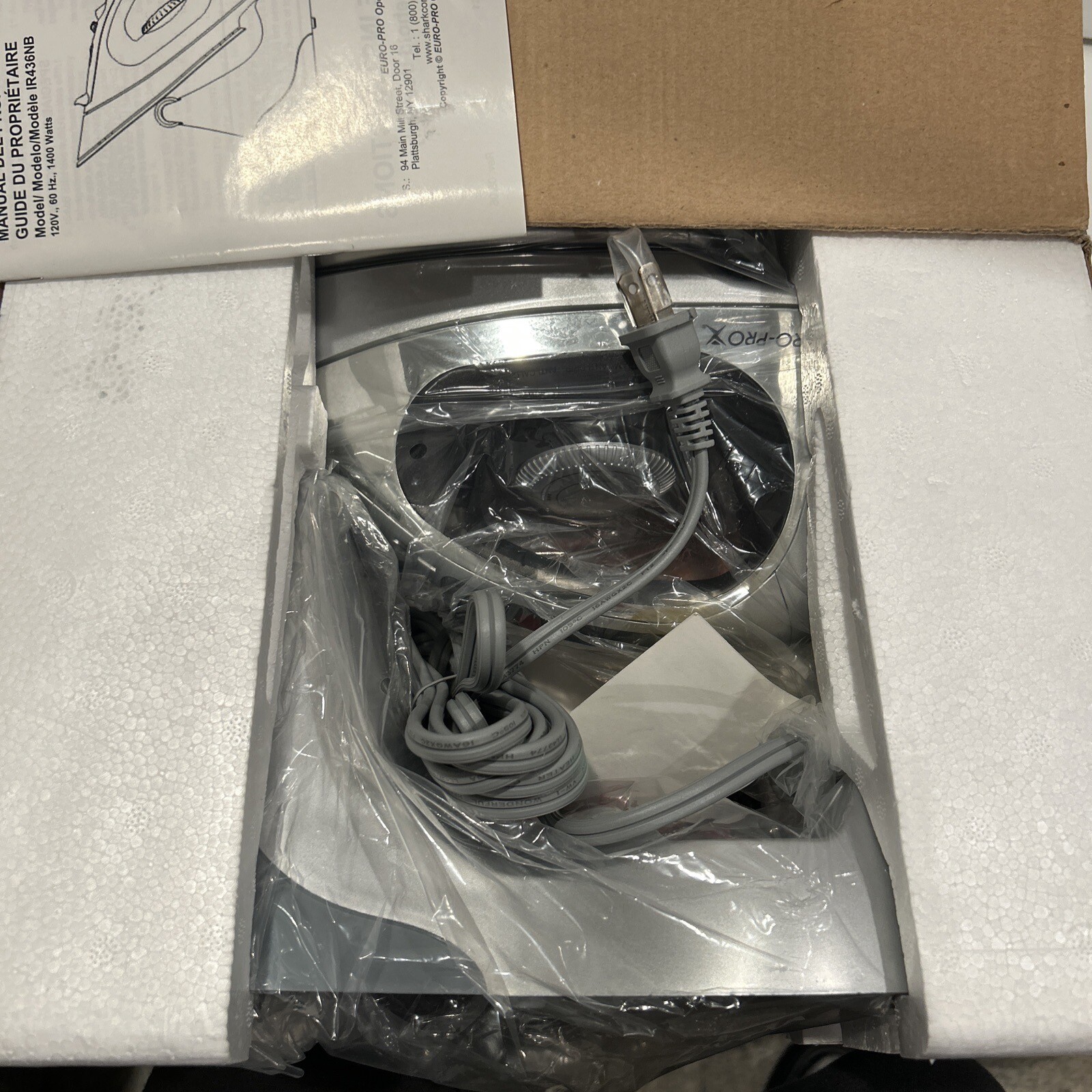 Shark cordless/corded iron with stand NEW IN BOX with vertical steam power