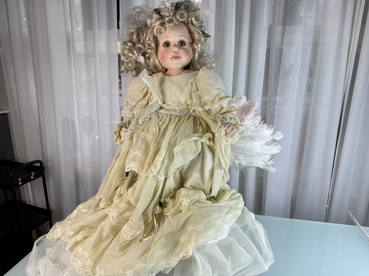 POUPÉE DE COLLECTION en porcelaine / 30 cm. inscription sur la nuque