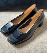 Salvatore Ferragamo Women s Boutique Pumps Size 7 C Narrow Navy Blue