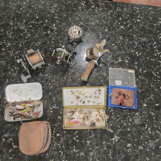 ​Lote de pesca con mosca vintage 4 carretes cajas con mosca serpentinas moscas secas estuche piezas mano