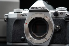 [US Duty Paid] Olympus OM-D E-M5 Mark II 16,1 megapixel fotocamera reflex digitale argento 9794