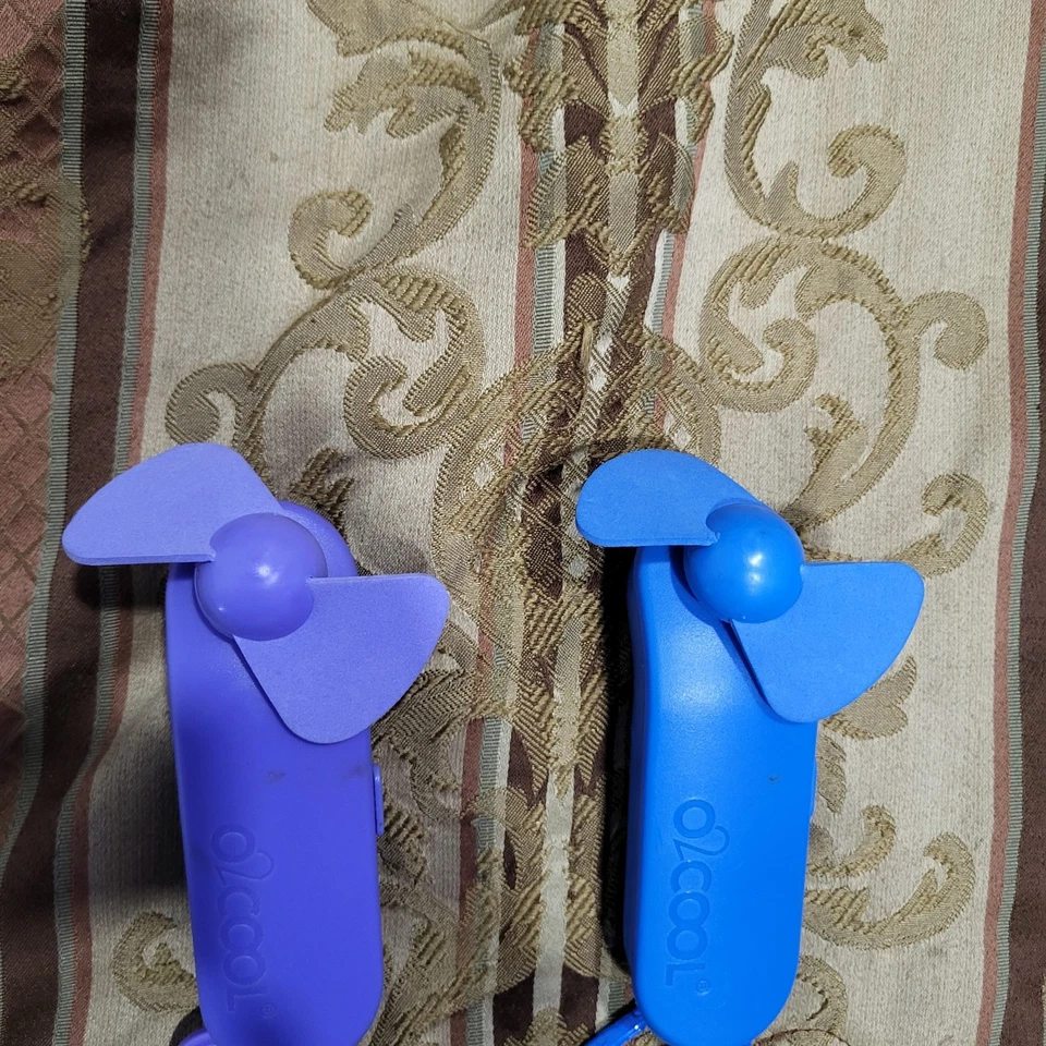 02Cool Juego de ventiladores de bolsillo portátiles púrpura y azul (2 ventiladores) Foto 3 de 4